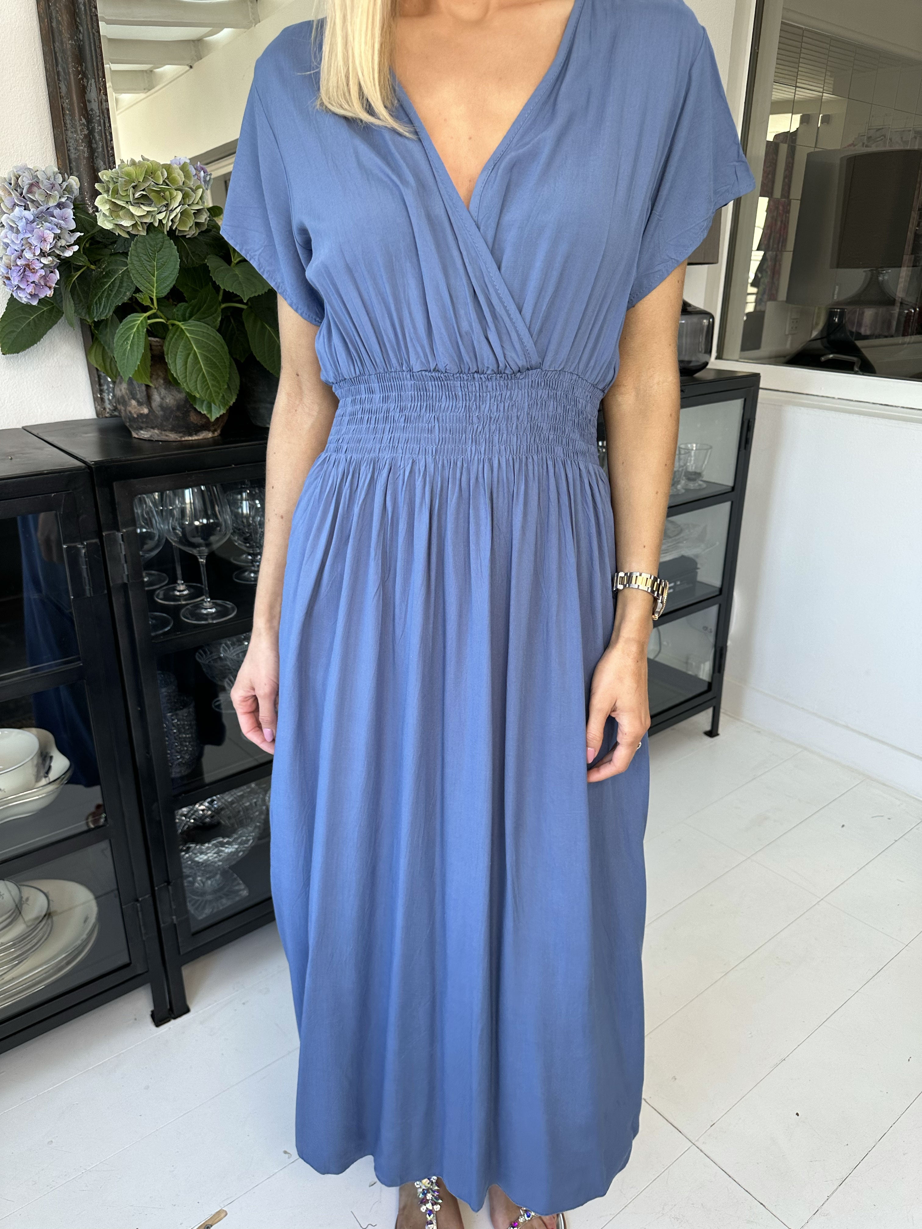 Misha - Söt lång enkel klänning i viskos med smock